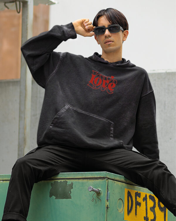 Bluza oversize z kapturem <br>Haft czerwone LOVE <br>Efekt sprania